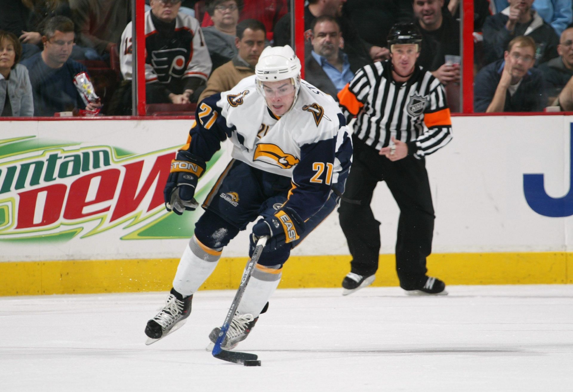 #21 Drew Stafford, Buffalo Sabres v Philadelphia Flyers